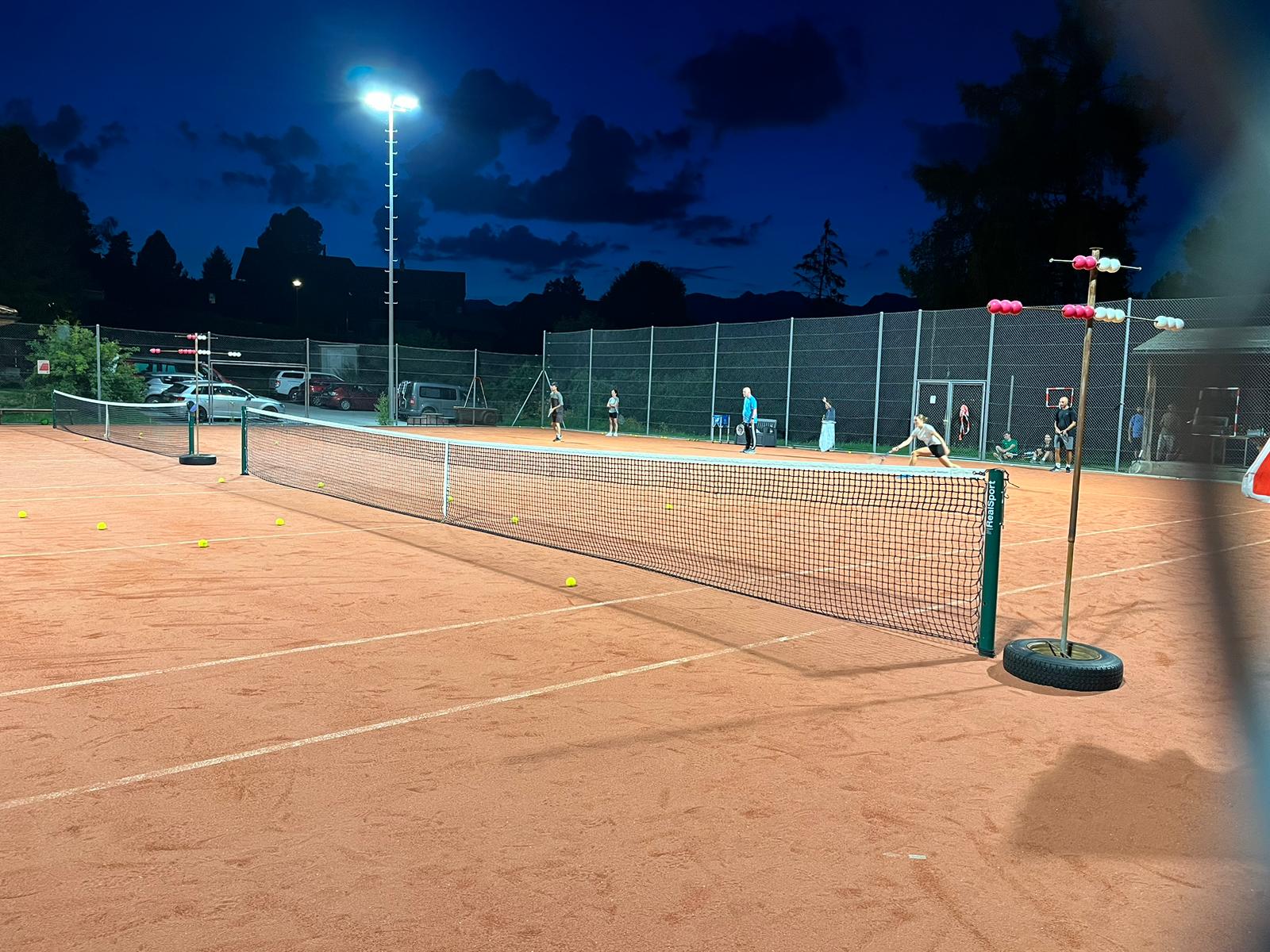 Les courts éclairés en soirée pour une Vachette
